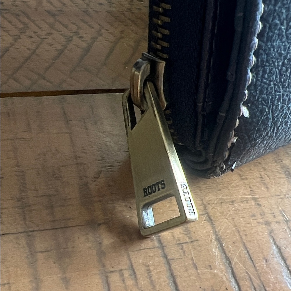 ROOTS Black Leather Zip Wallet - Picture 3 of 9